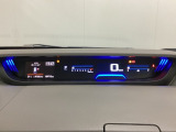 デジタル表示のスピードメーターとタコメーターを大きく配した見やすいメーター部になっています。左側のインフォメーション画面でオドメーターや燃費などの情報を確認できます。
