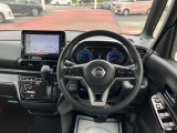 開放的で周囲が広く見渡せる運転席は車両の感覚がつかみやすくて安心安全です♪雨の日も視界良好、油膜や汚れの付着を防止するウィンドウ撥水の施工も承ります♪フロントガラスだけでなく、全ガラスに施工可能です☆
