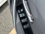 運転席扉内側部分です。【パワーウィンドウ】で窓の開け閉めもラクラクですね!