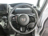 ステアリングから手を離さず、運転に集中したままオーディオ等の操作ができます。