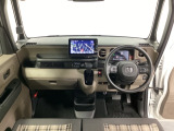 車内は光触媒抗菌消臭施工済です。インパネ周りはスタイリッシュなデザインで機能や装備も充実しています。グローブボックスやカップホルダーのほかにトレーなどたくさんの収納スペースが付いています。