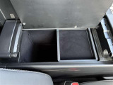 センターコンソールは両側から開閉可能です。スライド式のトレイもついているので上段に小物入れとして活用できます。