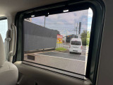 ロールサンシェードがついているので強い日差しから守ってくれます。