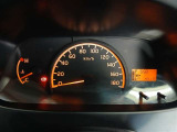 数字や表示がはっきりしているため、日常の運転はもちろん、業務中の細かな速度調整も安心です