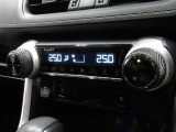 車内の温度管理に便利なオートエアコン☆