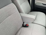 フロントシートにはセンターアームレスト付き、長時間の運転で疲れた腕を乗せてください。