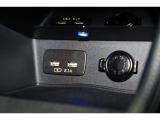 小物の収納に便利なセンタートレイには携帯等のデバイスの充電可能なUSB出力電源付です。