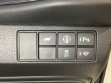 Hondaセンシング用の、VSA(ABS+TCS+横滑り抑制)解除と路外逸脱抑制機能のオンオフスイッチなどはハンドルの右側に装備しています。