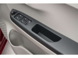 スイッチ一つで窓を開け閉めできるパワーウィンドウスイッチです。