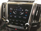 トヨタマルチオペレーションタッチでは、マルチメディア操作・空調操作・車両設定操作が可能です。通常時はエアコン画面が表示されています。