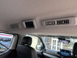 後席用クーラーの操作パネルは運転席後ろのルーフパネルに装備。