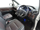 シンプルで使いやすいデザインの運転席です。