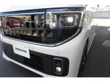 明るいLEDヘッドライト採用で夜の運転も安心です。フォグランプもついていて、霧の中でも明るい視界を確保します。