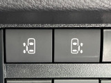 【両側パワースライドドア】スマートキーや運転席のスイッチで後席両側スライドドアの開閉が可能♪電動だから力を入れてドアを開ける必要が無く、小さなお子様でも簡単に開け閉めでき快適です♪