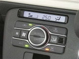 【オートエアコン】車内温度を感知して自動で温度調整をしてくれるのでいつでも快適な車内空間を創り上げます!どの席に座っても快適なドライブが楽しめます♪