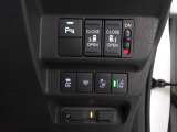 パーキングセンサーや横滑りを防ぐVSA等のスイッチ類は運転席の右側、手の届きやすい位置にあります。