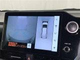 【パノラミックビューモニター】車を真上から見た状態をナビに映し出し、駐車時などをサポート☆クルマの斜め後ろなど、目が届きにくい箇所も確認できるため、いち早く障害物に気が付くことができます!