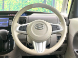 インテリアに合わせたデザインのステアリングは、運転される方のことも考え、運転しやすい形状、大きさです。是非一度、実際に触ってお確かめください。