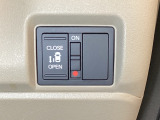 左側電動スライドドアは運転席からでも操作ができるように、ハンドル付近に開閉の操作スイッチが付いています。