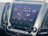 【オートエアコン】「AUTO」スイッチを押すだけで、冷暖房の切り替えや風量、吹き出し口の調整などを自動で行います。