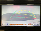 【バックガイドモニター】後方の映像をナビ画面に表示するだけでなく、ステアリング操作に連動して動くガイド線も同時に表示!予想進路の確認をしながら後退できるので便利です!