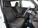 運転席のスペースはゆったりしていて、視界も広く確保されているので普段の運転からロングドライブまで快適です。