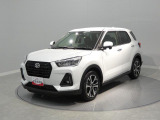 【都会的なフォルム】左斜め前からの洗練された佇まいです。スーパーなどの限られた駐車スペースでも停めやすく日々の買い出しや送迎をラクに行える利便性が魅力です。