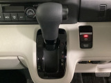 CVT車のセレクトレバーです。低速から高速まで、変速ショックのないスムーズな走りと、エンジン効率のよい領域を維持して燃費にも貢献します。サイドブレーキはスイッチ操作の電子制御パーキングブレーキです。