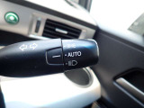 オートライト機能が装備されており暗い場所に入ると車両が検知しライトのON・OFFを自動的に切り替えてくれますので非常に便利な装備です♪