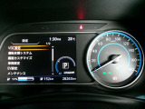右側に大きく見やすいスピードメーター左側ディスプレイには運転支援システム等を表示
