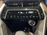 左右独立温度コントロールフルオートエアコンです。運転席、助手席それぞれで独立して温度設定ができます。