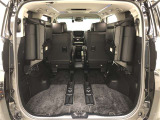 サードシートは跳ね上げて格納できます。乗車人数や荷物量などにフレキシブルに対応可能!