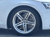 Audiは、スポーティなデザインからシンプルでエレガントなデザインまで、さまざまなデザインを提供しています。軽量でありながら高い強度を持っており車両のハンドリング性能やブレーキ性能が向上します。