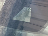 【プリクラッシュセーフティ】前方の車両等を検知し、衝突しそうな時は警報で注意を促し、ブレーキを踏む力をサポート。ブレーキを踏めなかった場合は衝突被害軽減ブレーキが作動、衝突回避をサポートします。