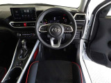 革巻きステアリングで快適な操作性の運転席です。