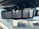 【スマートリヤビューミラー】後席の大きな荷物や同乗者で後方が確認しづらい時でも安心!カメラが撮影した車両後方の映像をルームミラー内に表示。クリアな視界で状況の確認が可能です!