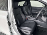 運転席/助手席です。姿勢が崩れず正確なステアリング操作で安心です。