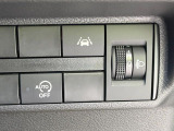 【車線逸脱警報】道路上の白(黄)線を認識し、意図せず走行中の車線からはみ出しそうになった時、メーター内の警告灯とブザーで注意喚起してくれる安心・安全機能です♪