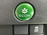 【eコンスイッチ】低燃費運転をサポートするECONモード。スイッチをONすると、エンジンやトランスミッション、A/Cなどを協調制御し、燃費の向上に貢献。エコドライブの効果を高めます。