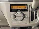 【オートエアコン】一度お好みの温度に設定すれば、車内の温度を検知し風量や温度を自動で調整してくれます。