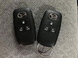 スマートキーを装備しています☆カギをカバンやポケットに入れて頂いた状態でドアロックの開閉やエンジンスタートをして頂けますよ!とても便利な装備です!