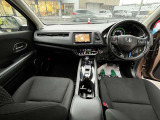 インパネ廻りの写真です。フロアー7ATですので、運転がしやすいです。カロッツェリアメモリーナビ付きですので、ドライブやご旅行にとても便利です。