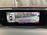 狭い場所での駐車やすれ違いなどでより的確な運転操作に役立つ360&deg;ビューモニターが装備されています。