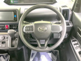 インテリアに合わせたデザインのステアリングは、運転される方のことも考え、運転しやすい形状、大きさです。是非一度、実際に触ってお確かめください。