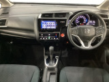 車内は光触媒抗菌消臭施工済です。スタイリッシュなデザインでスポーティなインパネ周りを演出します。グローブボックスやカップホルダーのほかにトレーなどたくさんの収納スペースが付いています。