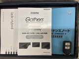 スマートキーは鍵をバッグに入れたままでもドアロックの開閉やエンジンのON・OFFができます。夜間や雨の日も鍵を探さなくて良いので便利です。