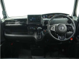 ◆視界広々で非常に運転しやすくロングドライブでも疲れを感じさせないすっきりとまとまったインパネ周りです。