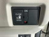 パワースライドドアの開閉はスマートキーのリモコンやドアノブは勿論、運転席側のスイッチ操作でも開閉ができ、安全・簡単です