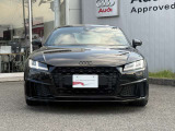シングルフレームグリルはAudiの象徴的なデザイン要素であり、一目でAudiとわかるスタイル、大きくて迫力のある形状が車のスポーティな印象を強調しており、魅力的なデザインとなっています。
