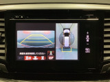 マルチビューカメラシステム搭載車です。お車の周囲を全方位でカバーします。後方・前方・両脇と、コンディションが悪い視界でもカラーモニターに映し出した映像がドライバーをサポートします。